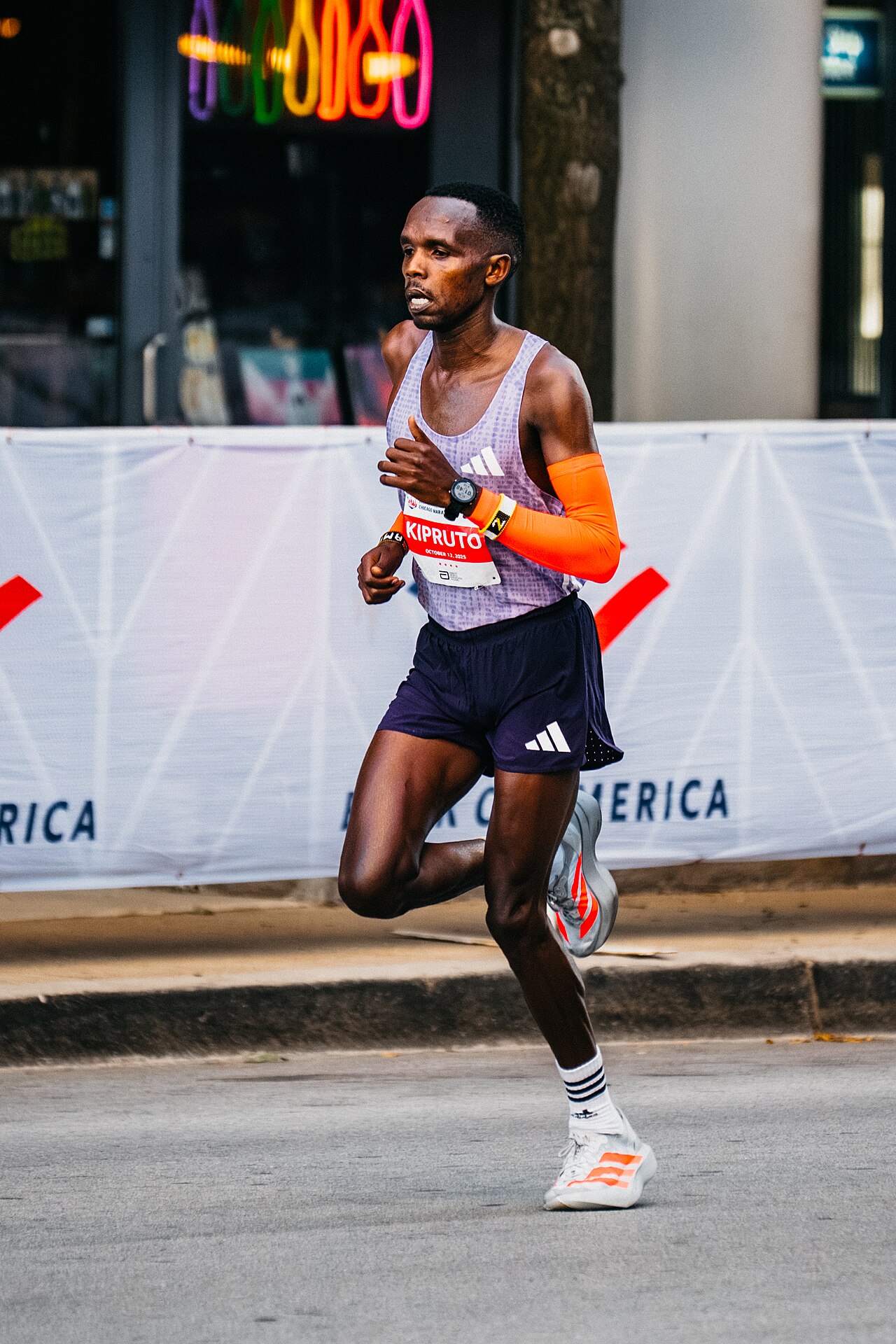 Amos Kipruto wins Chicago Marathon in 2:01:09 as Kenyan women fill the podium